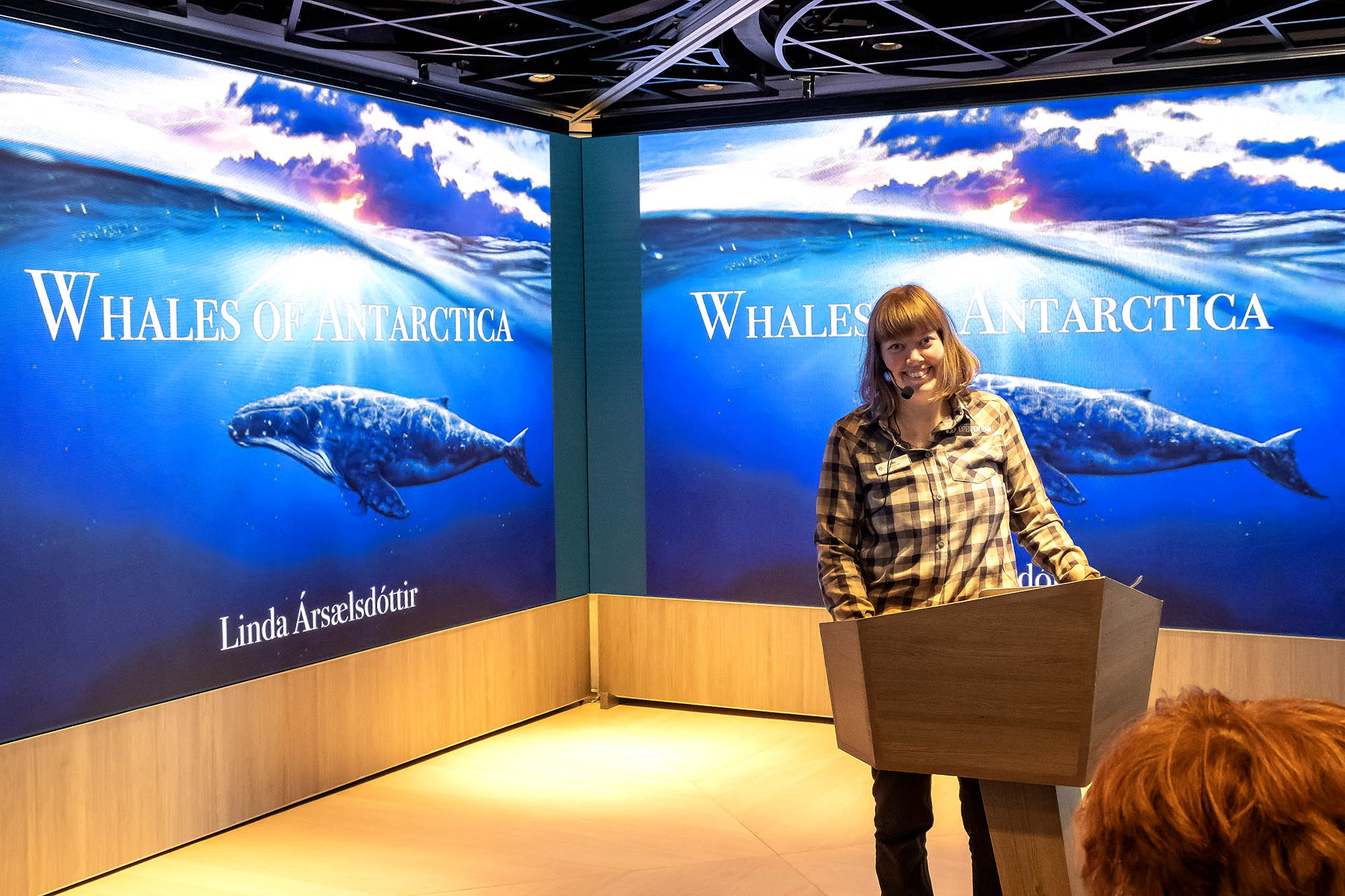 Det holdes mange lærenyttige og intressante foredrag om bord MS Roald Amundsen