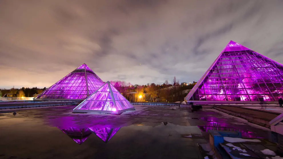 Muttart Conservatory er byens kjente landemerke