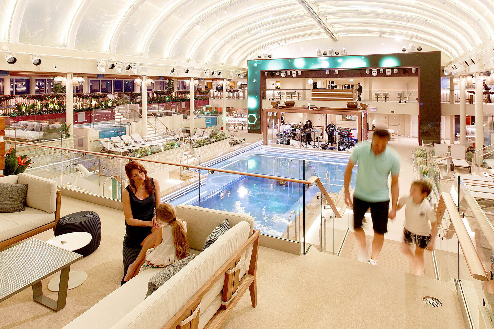 La Spiaggia Beach Club på Costa Smeralda er skipets hyggelige, overbygde bassengområde med glasstak og strandinspirert design