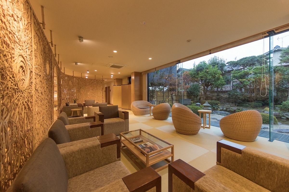 Loungen med utsikt til Hana Beppus japanske hage