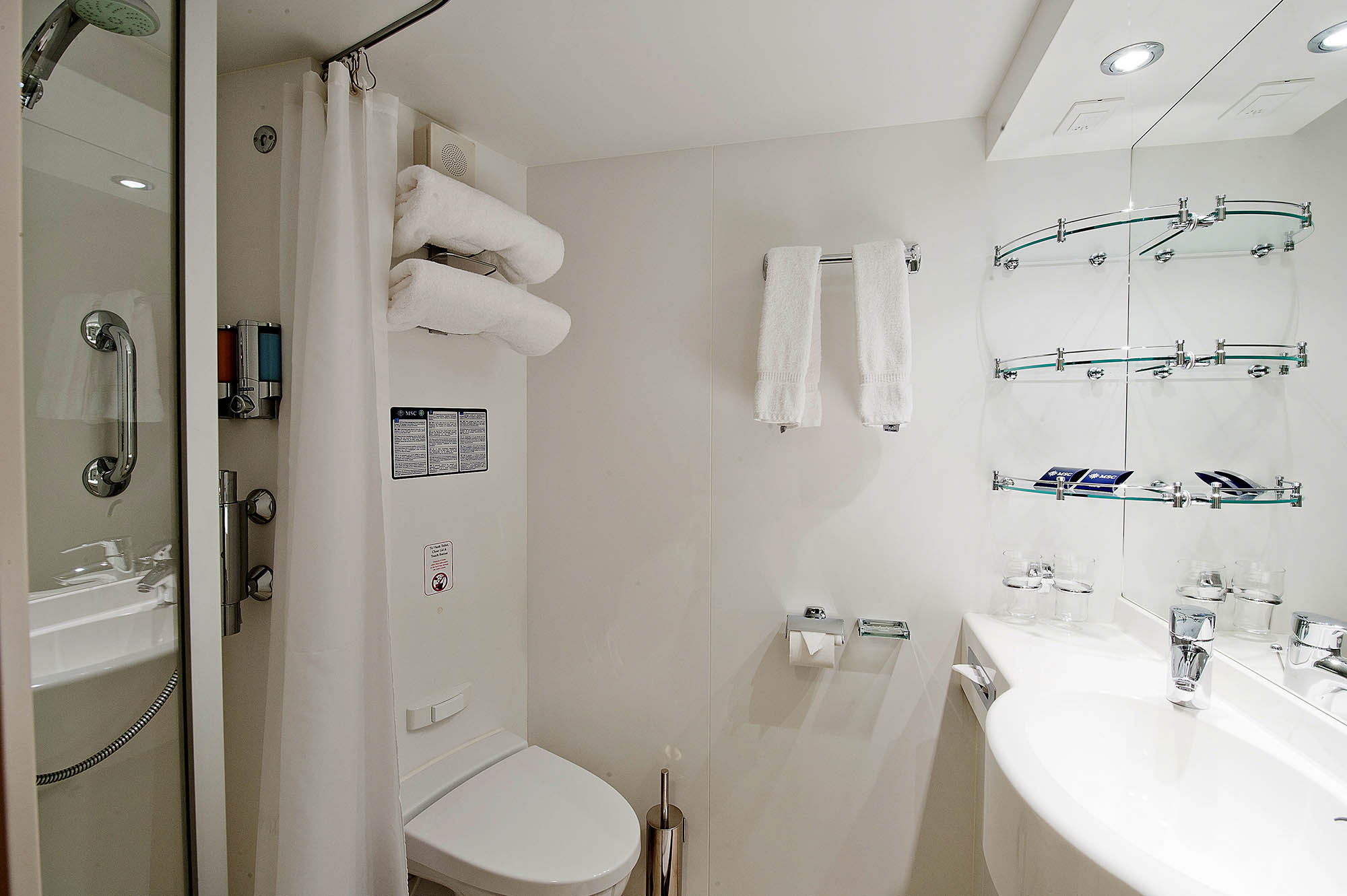 Eksemppel på bad i en balkonglugar på MSC Musica