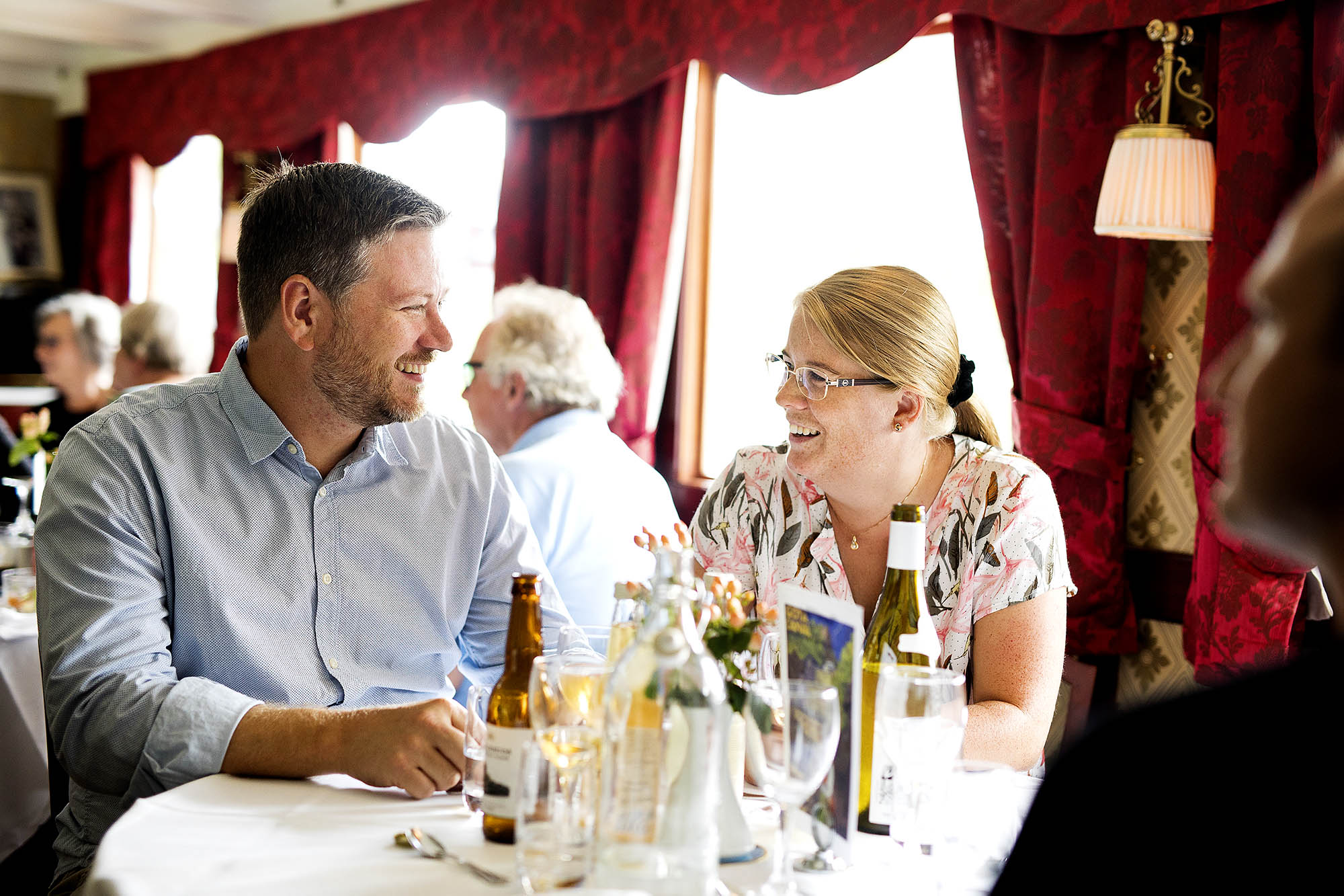 I restauranten om bord på M/S Diana er det fokus på samvær, noe som skaper den perfekte rammen for koselige og uforglemmelige øyeblikk