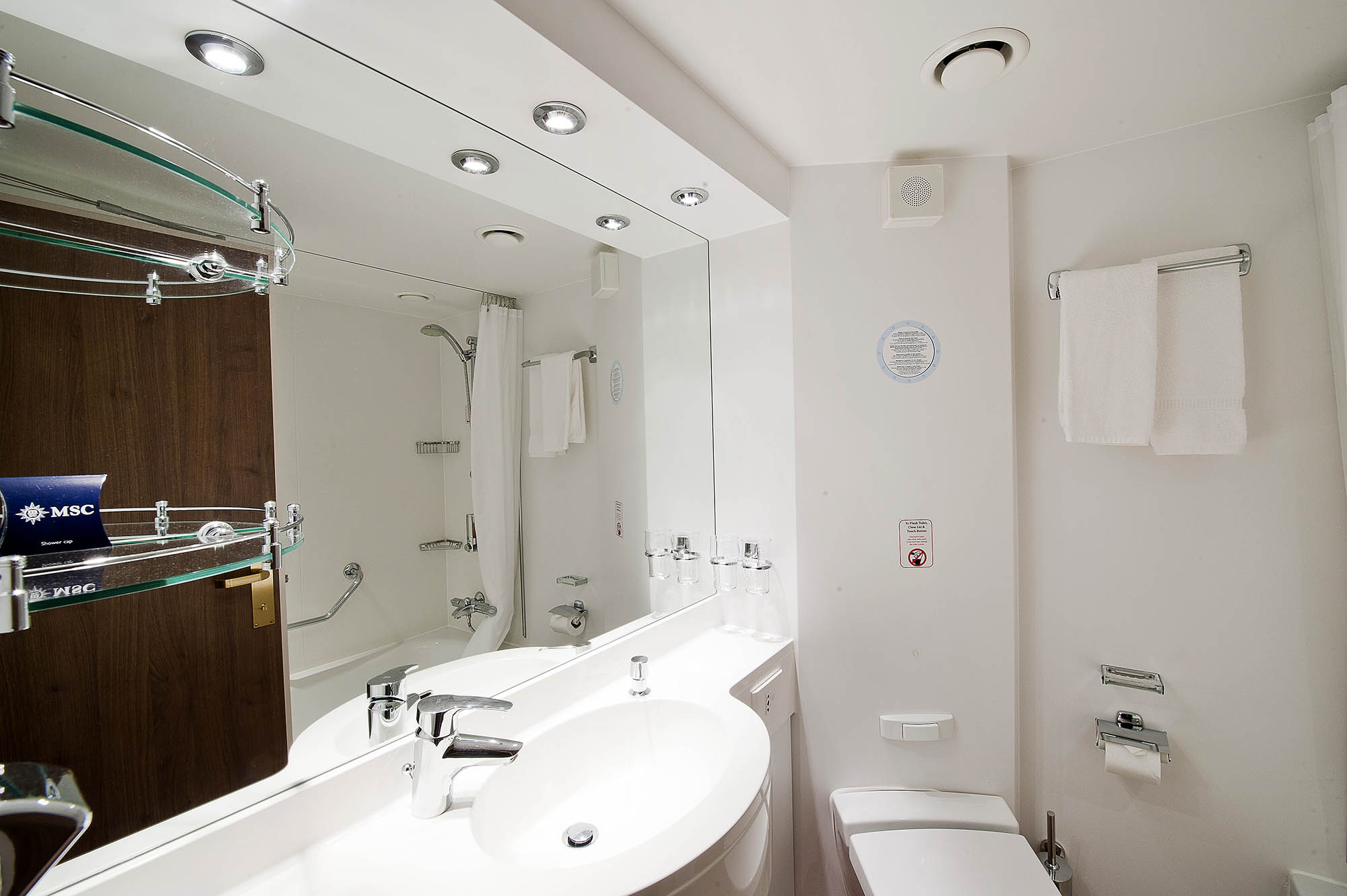 Baderommet i balkonglugar på MSC Poesia