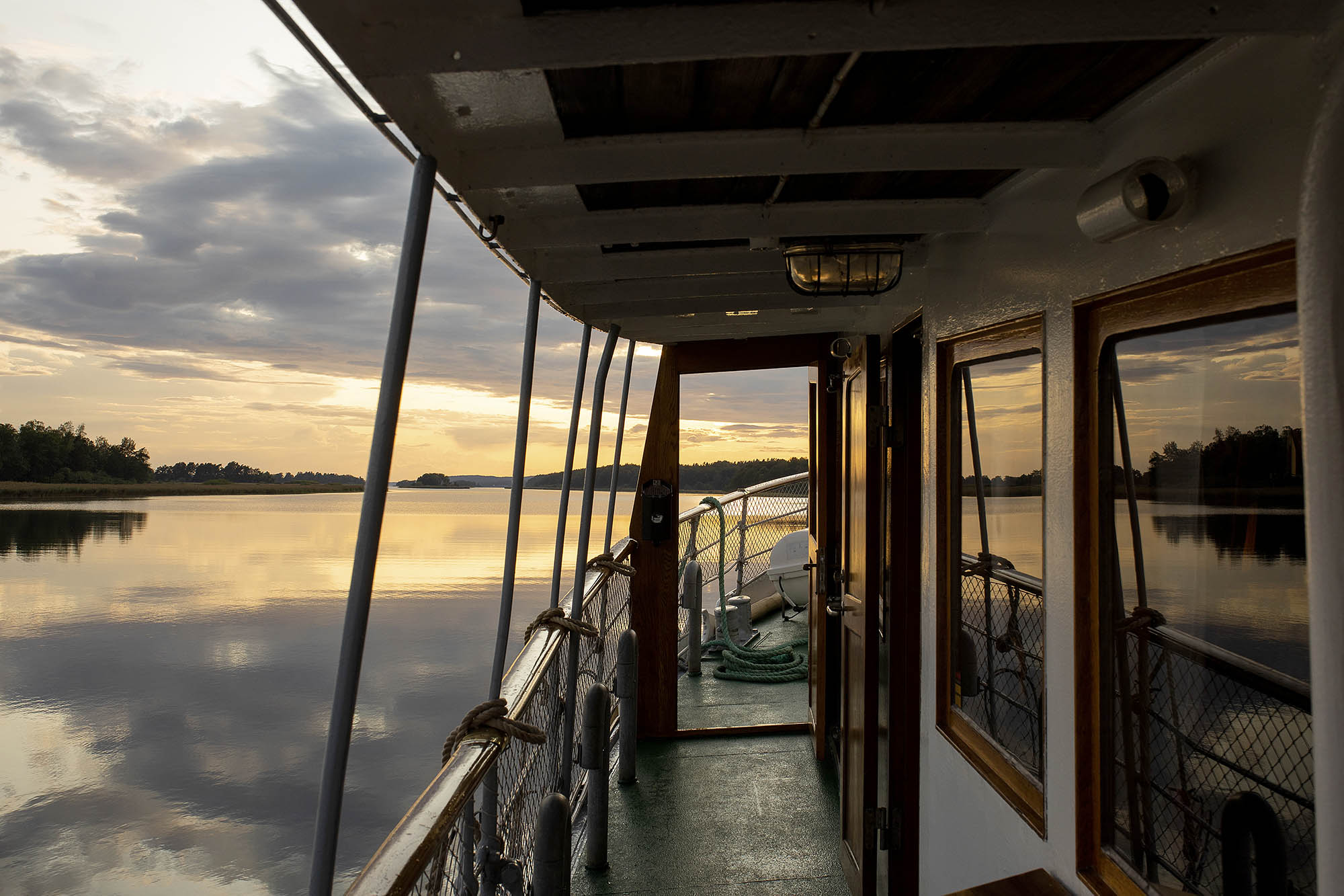 Avslutt dagen med å nyte den vakre utsikten når solen går ned over Götakanalen
