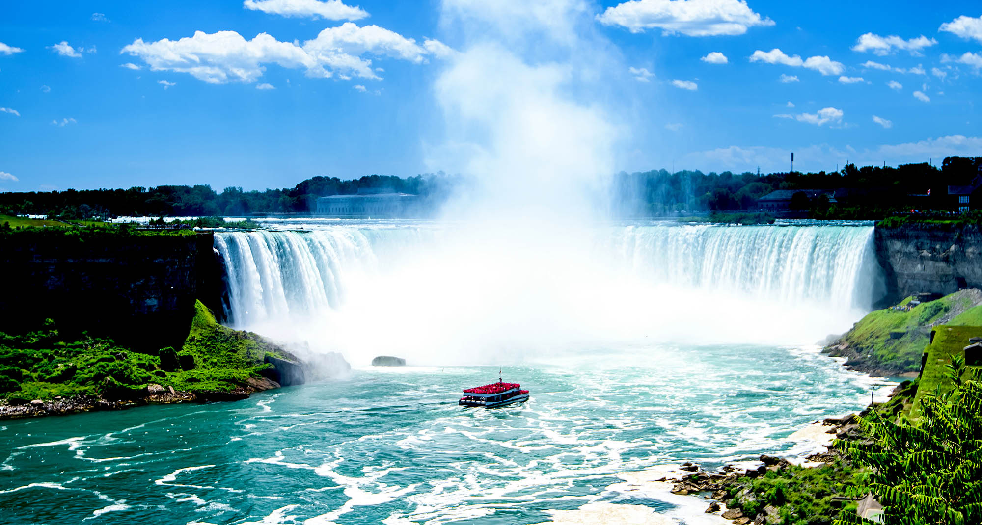 Seil helt inntil ikoniske Niagara Falls