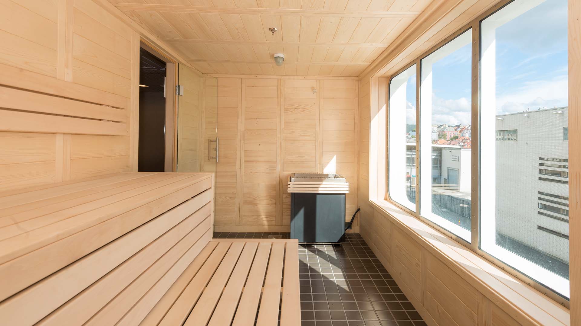 Timene om bord på skipet kan nytes i en jacuzzi eller sauna med utsikt