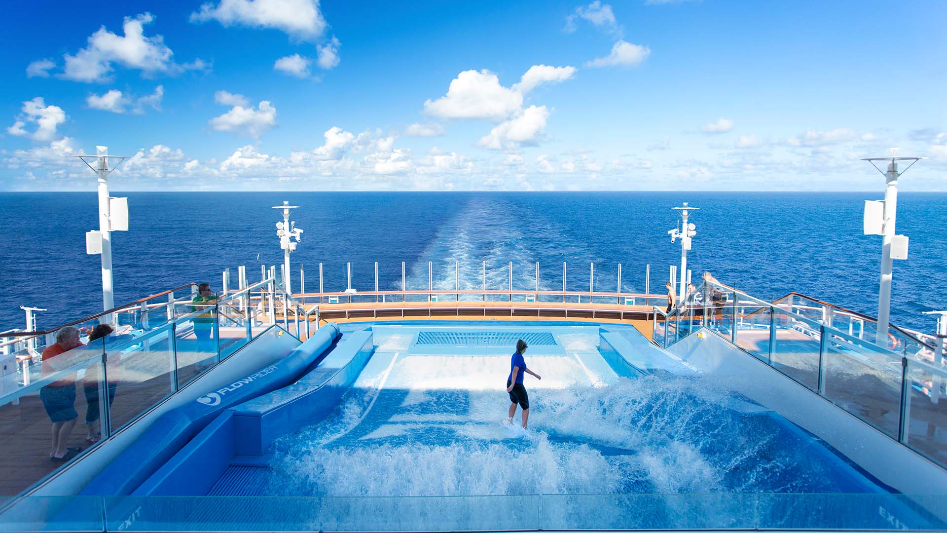 FlowRider er en simulert bølge som lar deg utfordre deg selv i å mestre en kunstig bølge