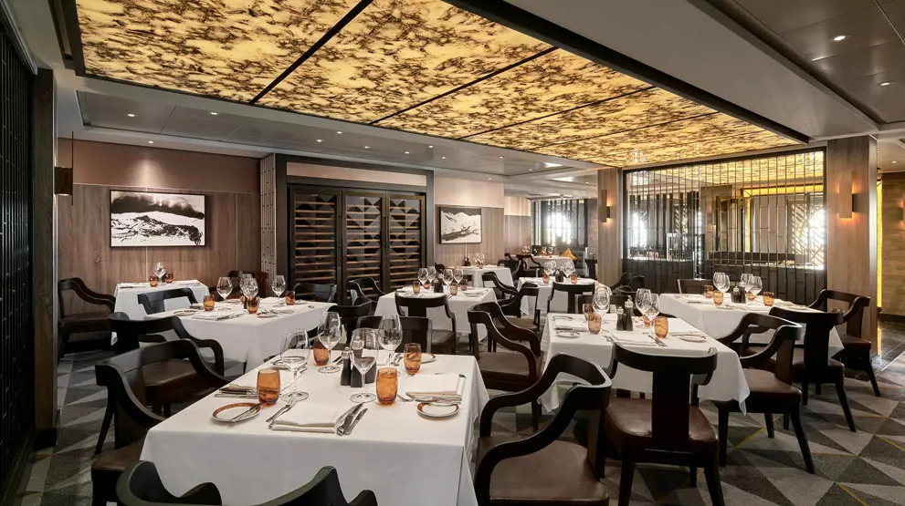 Restauranten Cagney’s Steakhouse om bord på Norwegian Spirit