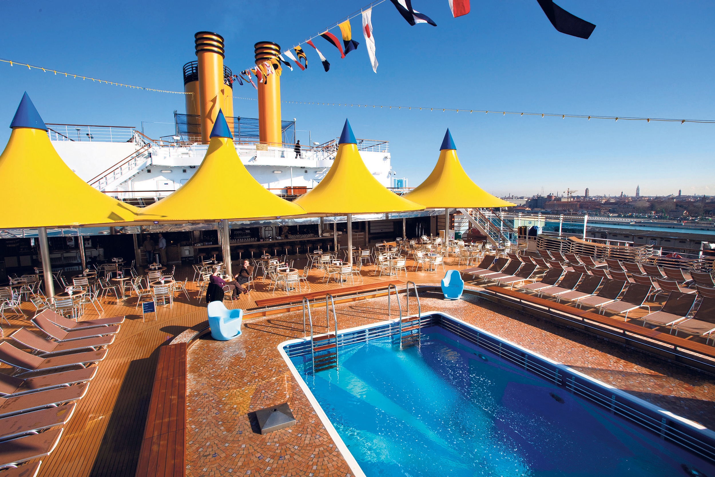 Bassengområdet på Costa Deliziosa