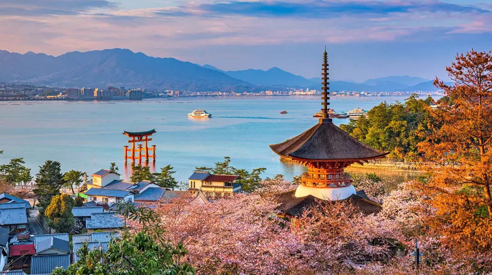Kun en kort seiltur unna ligger øya Miyajima, som er opplagt å besøke på reisen til Hiroshima