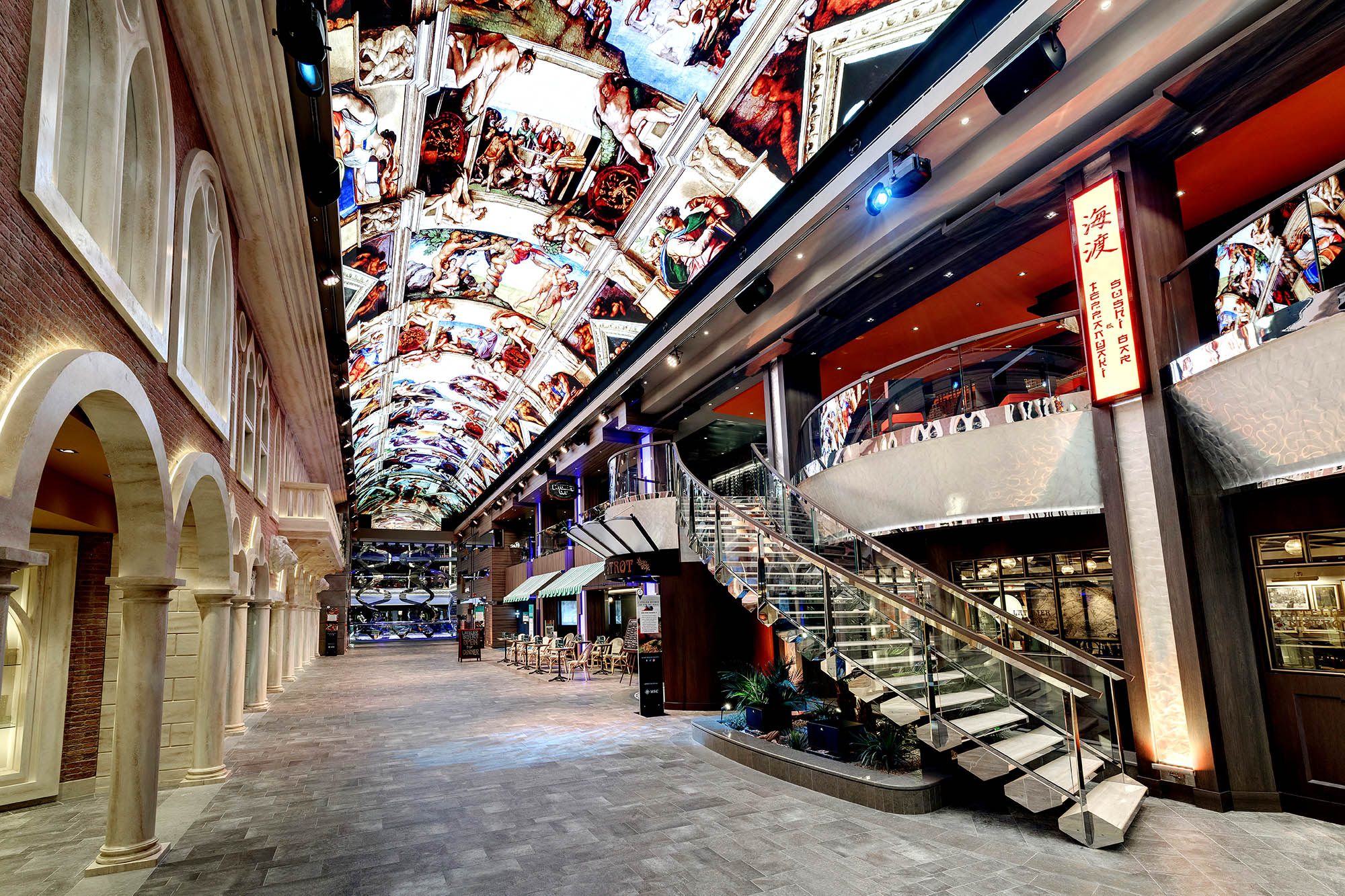 Grand Galleria er et av skipets mest imponerende områder