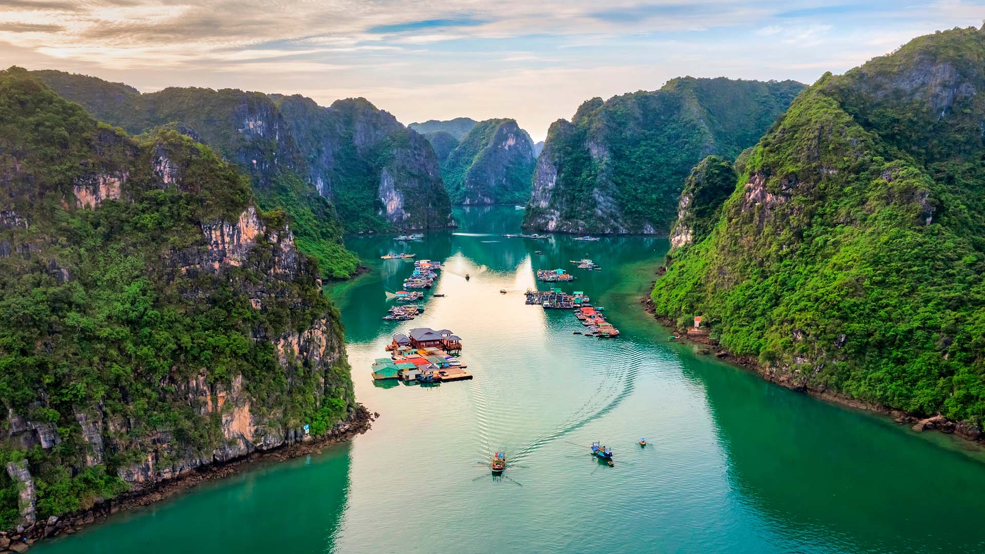 Opplev ikonisk UNESCO verdensarv med dramatiske kalksteinsklipper i Ha Long Bay, Vietnam