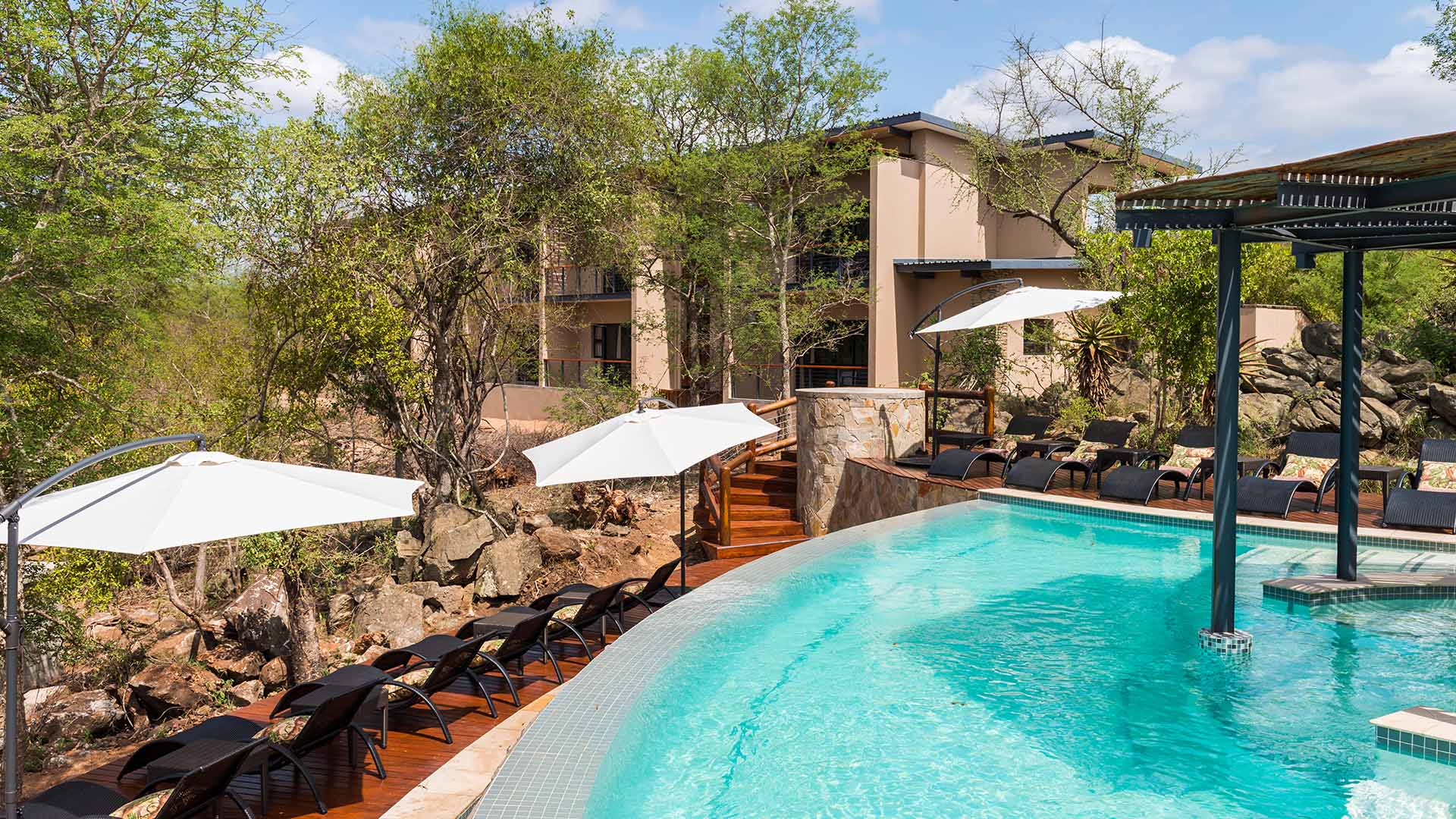 Timene mellom game drivene kan nytes ved bassenget