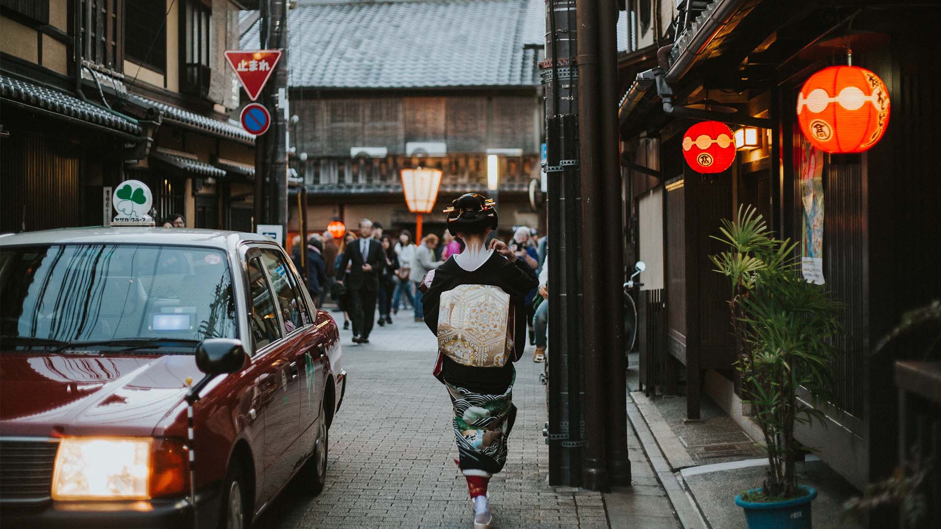 Kikk etter en geisha eller maiko, når du rusler rundt i Gion