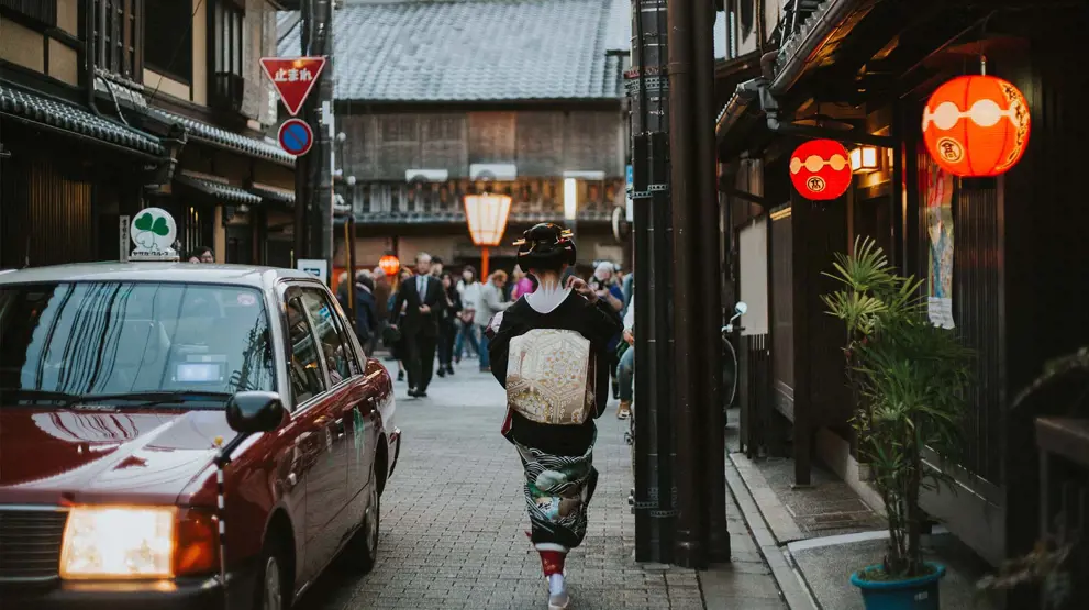 Kikk etter en geisha eller maiko, når du rusler rundt i Gion