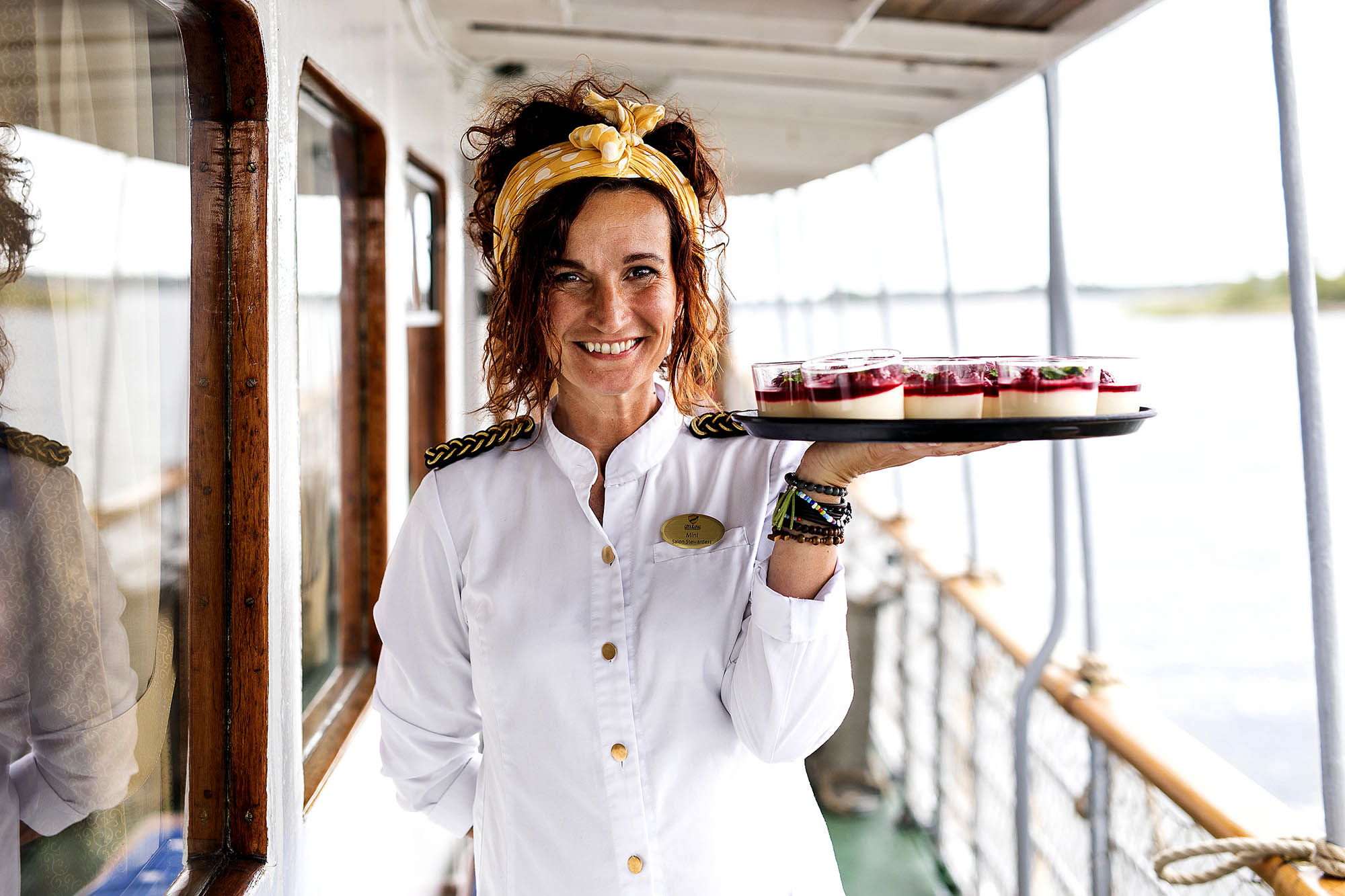 Skipets personale står klare til å gi deg en uforglemmelig reise om bord