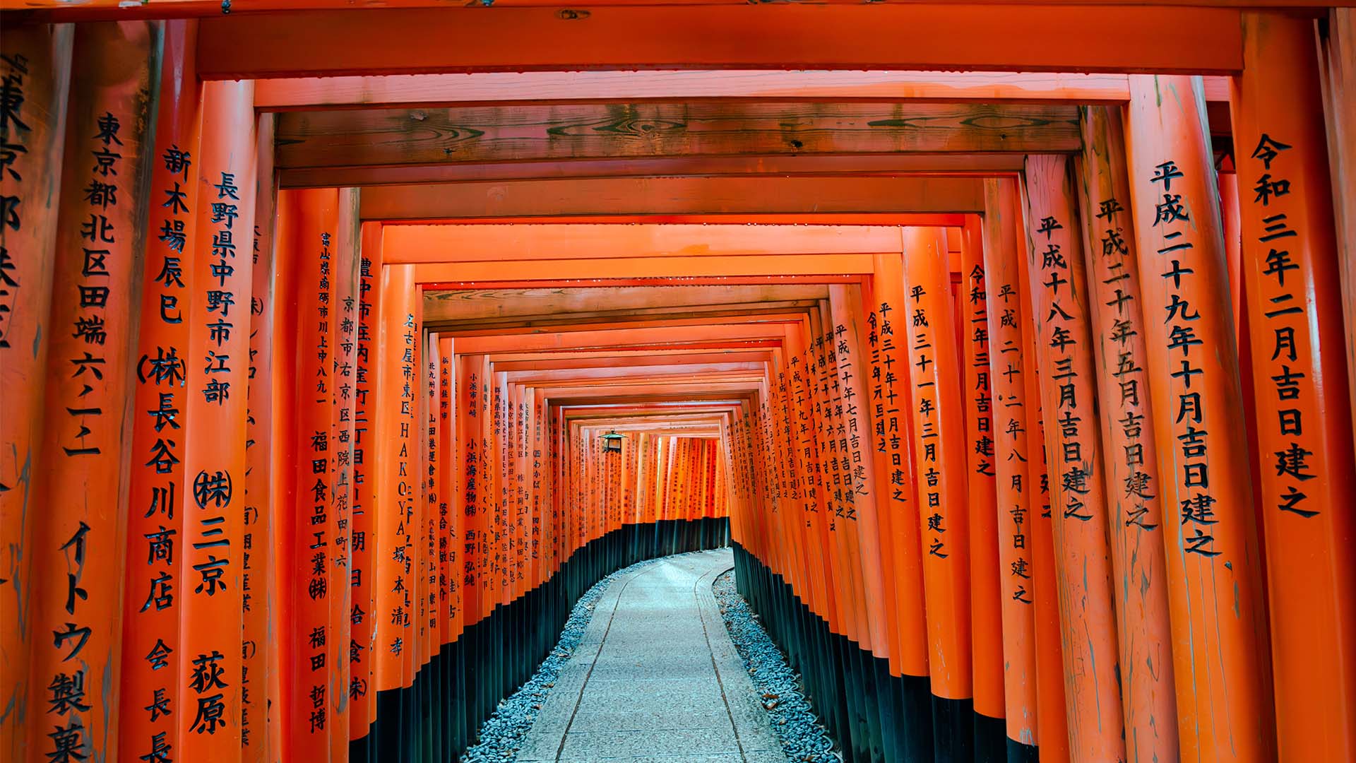 I Kyoto venter tusenvis av templer og hellige steder, inkludert Fushimi Inari med de mange portene