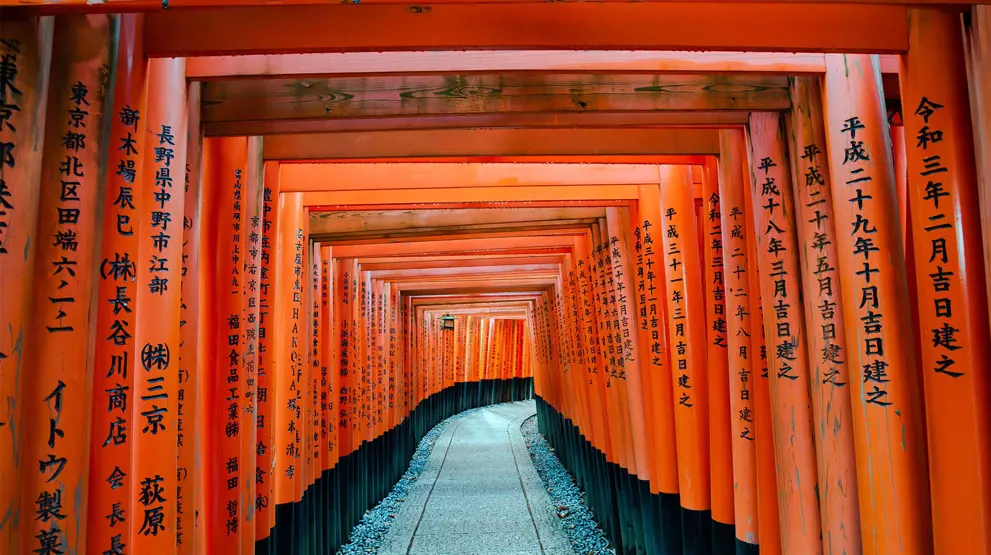 I Kyoto venter tusenvis av templer og hellige steder, inkludert Fushimi Inari med de mange portene
