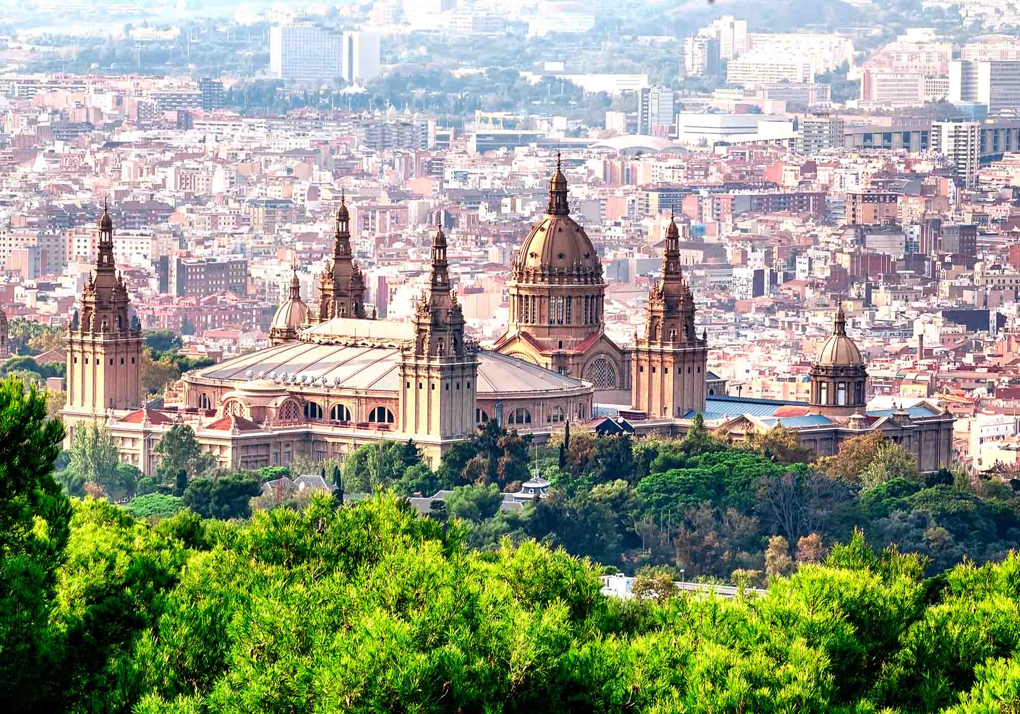 Barcelona – en levende storby med strandliv, arkitektur og katalansk sjel