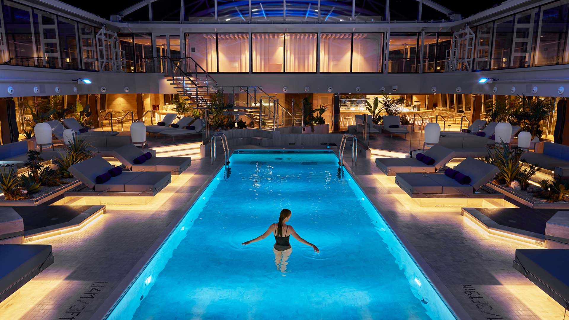 The Conservatory Pool på Explora I er en oase av ro og skjønnhet, omgitt av frodig vegetasjon og elegant design