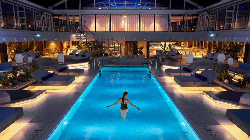 The Conservatory Pool på Explora I er en oase av ro og skjønnhet, omgitt av frodig vegetasjon og elegant design