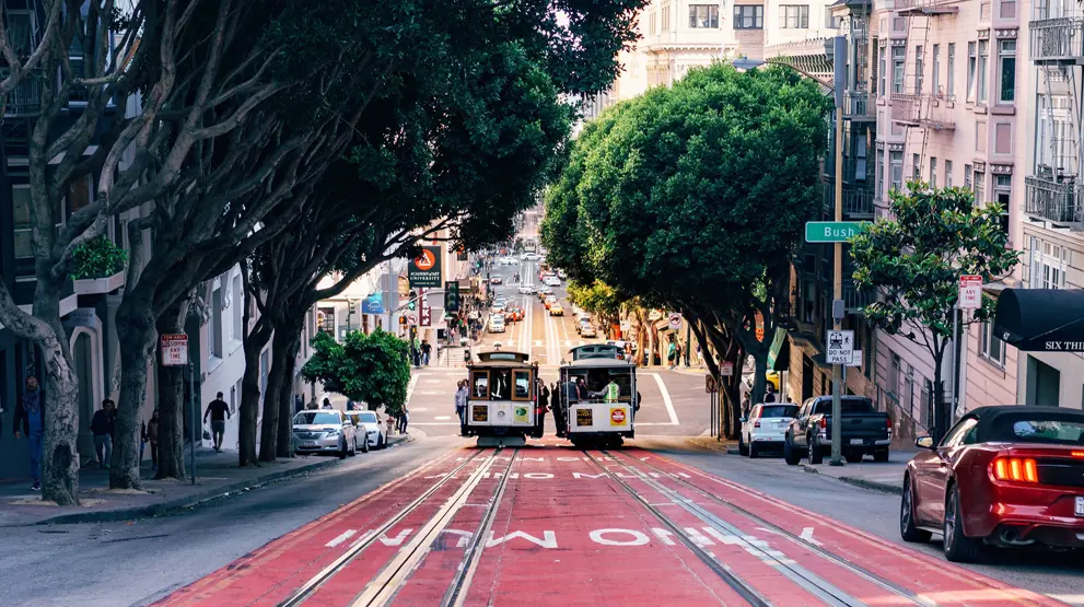 Det er et must å ta en tur med trikken i San Franciscos bakker