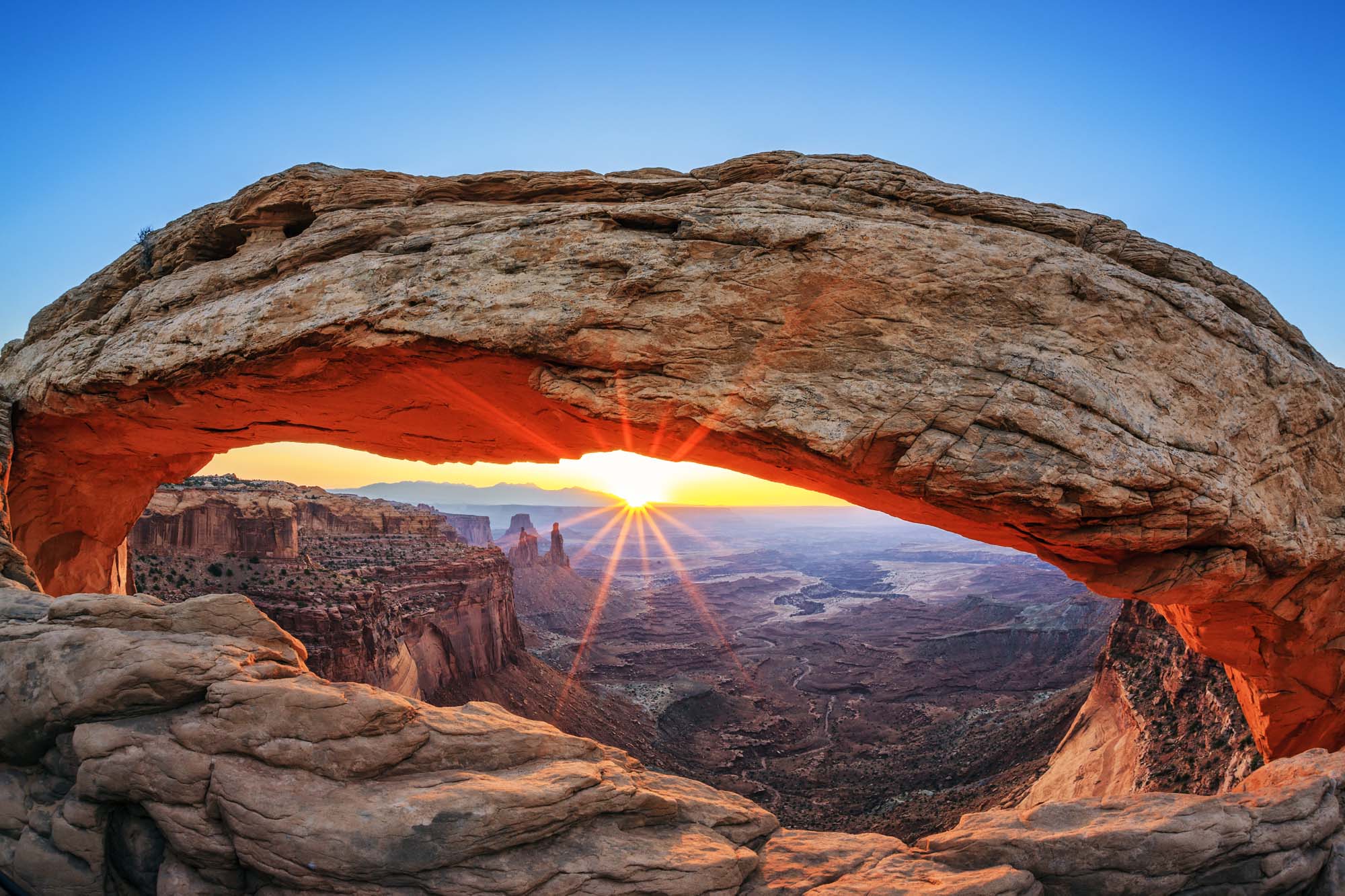 Parkens kjente ikon, Mesa Arch - Reiser til Canyonlands nasjonalpark