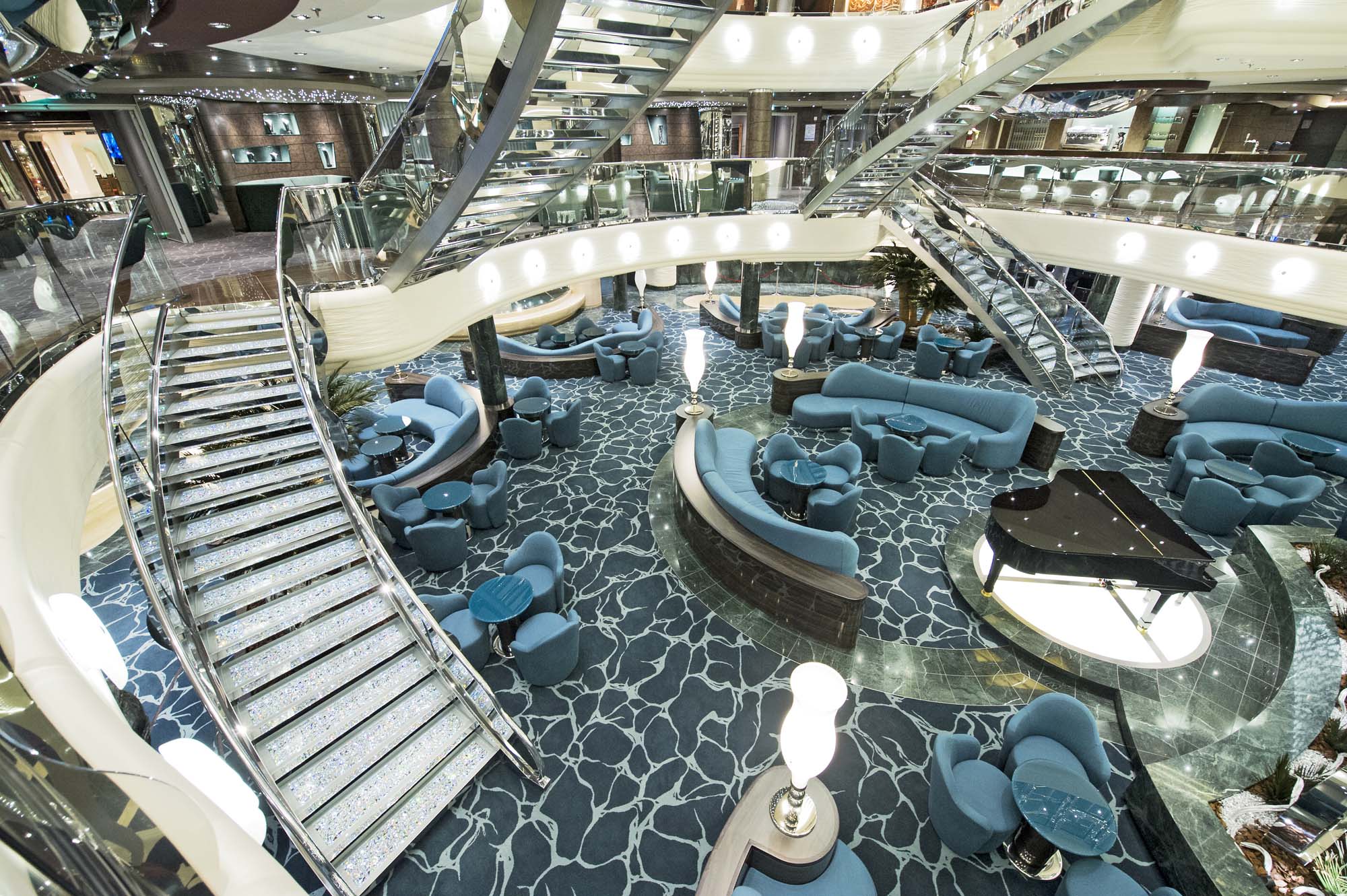 Lobbyen på MSC Preziosa strekker seg opp til flere dekk