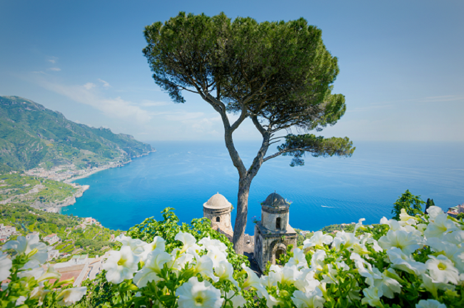 Dere seiler langs den vakre Amalfikysten og kan utforske den nærmere fra Napoli/Capri