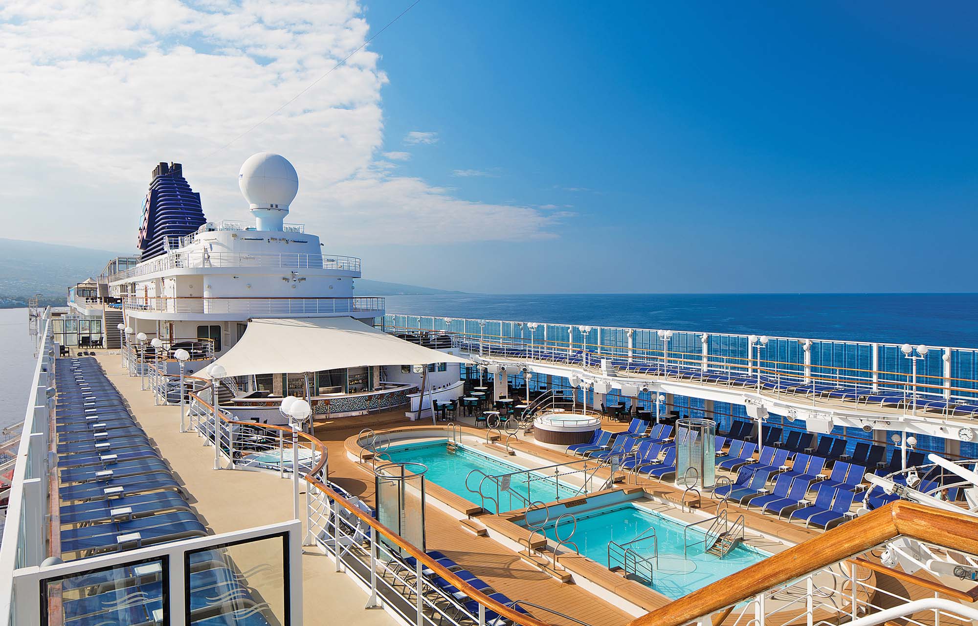 Bassengdekket om bord på Norwegian Pride of America