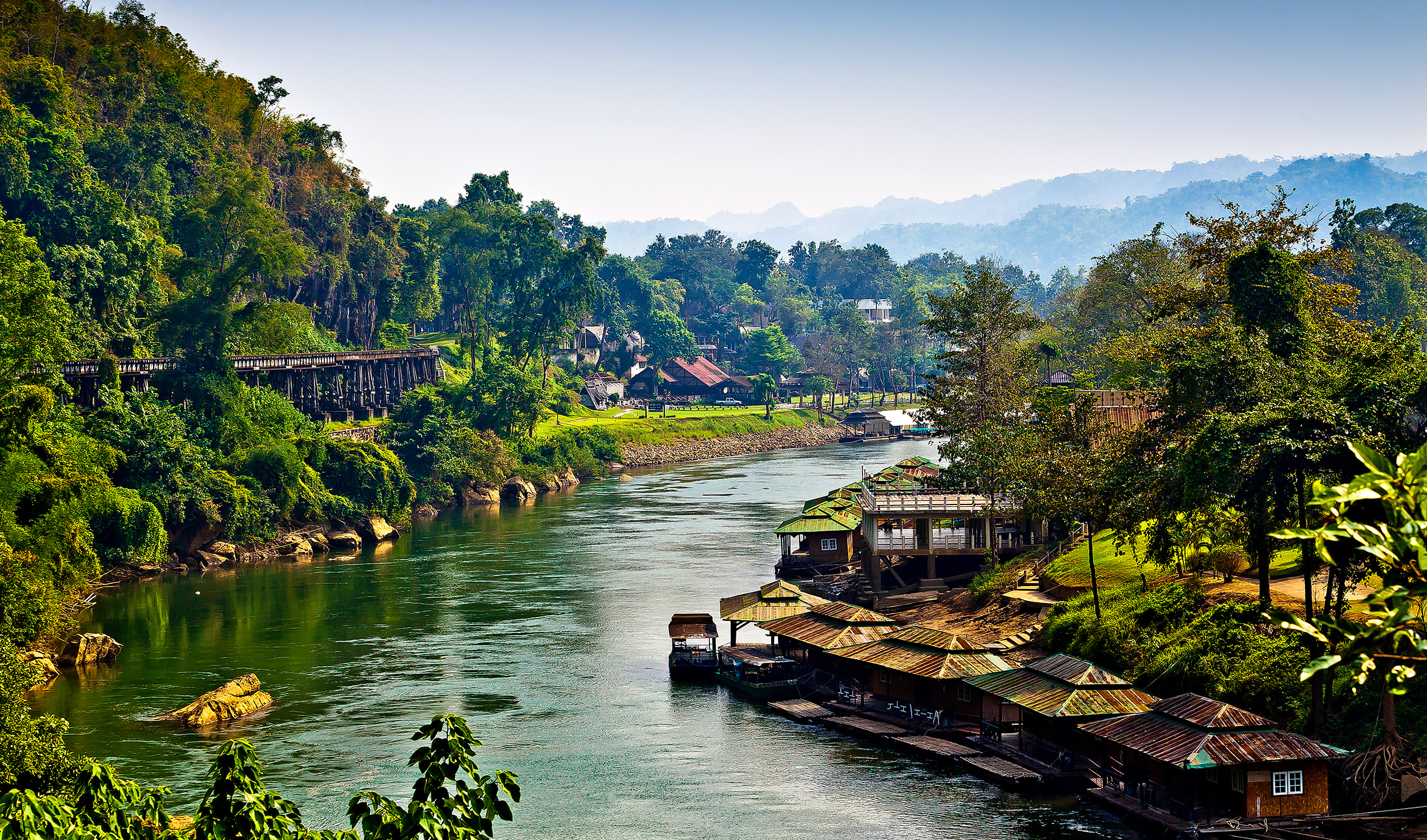 Det er vakker natur rundt elven Kwai