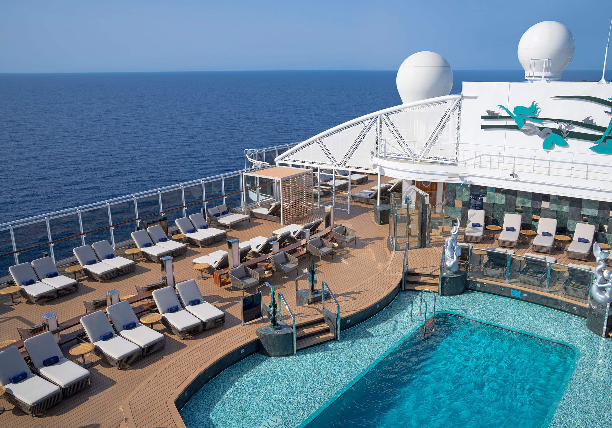 Det er også et eksklusivt bassengområde som er reservert kun for gjestene i MSC Yacht Club