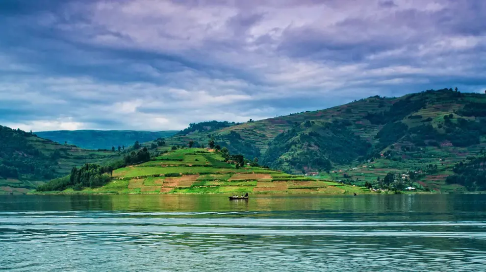 Opplev naturskjønne omgivelser i Lake Bunyonyi på din reise til Uganda