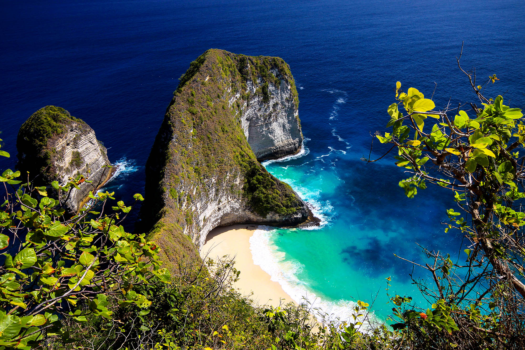 Se den berømte klippeformasjonen Devil's Tear på Nusa Penida på din reise til Indonesia