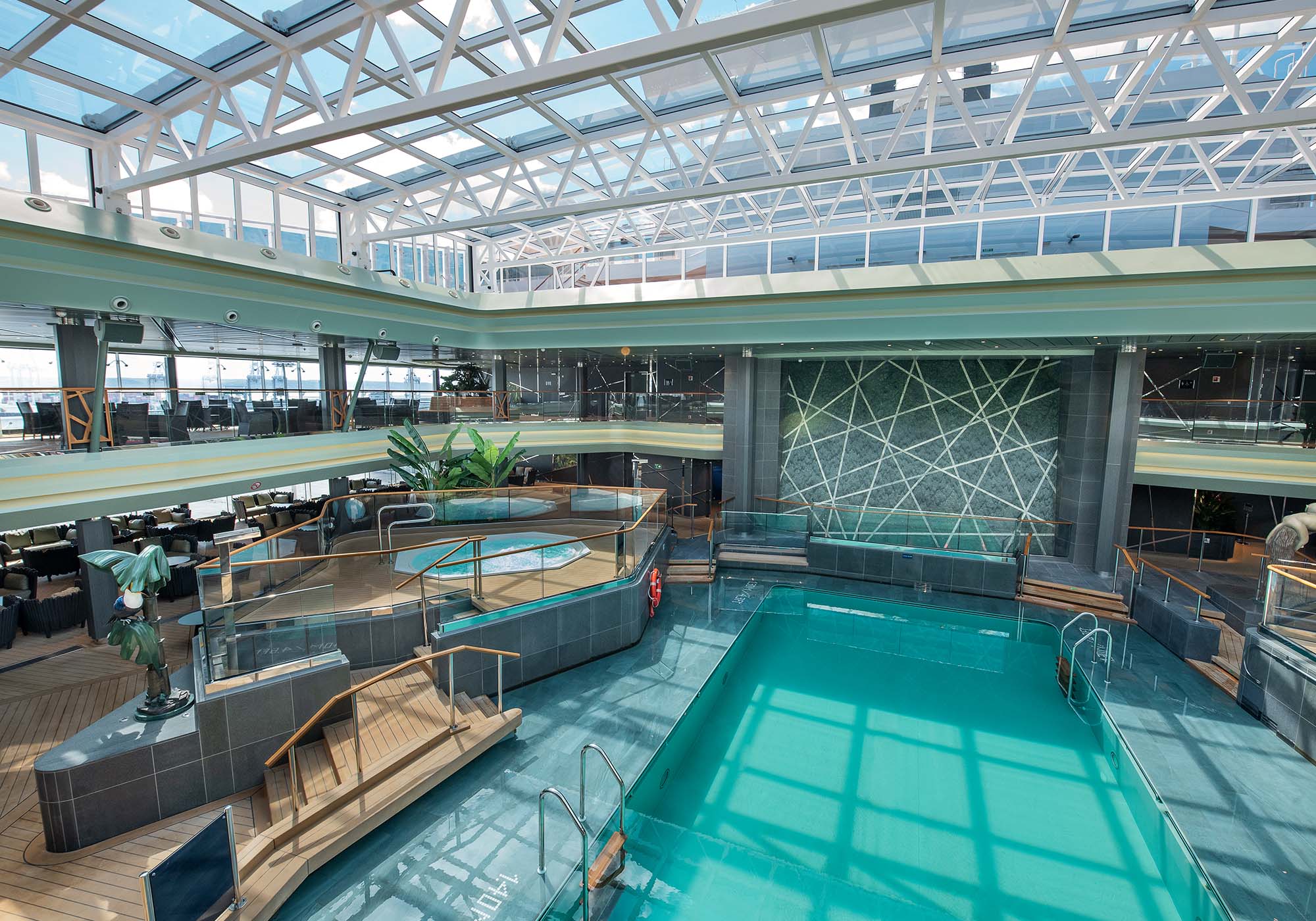 Innendørs bassengområde på MSC Virtuosa