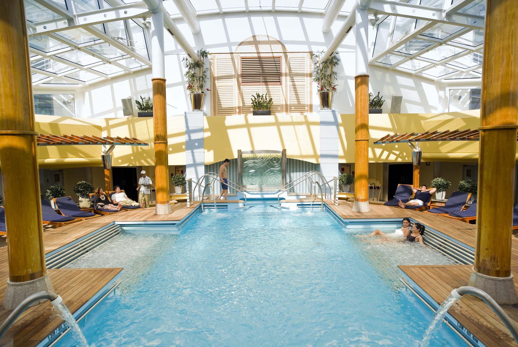 Slapp av i skipets innendørs basseng | Celebrity constellation