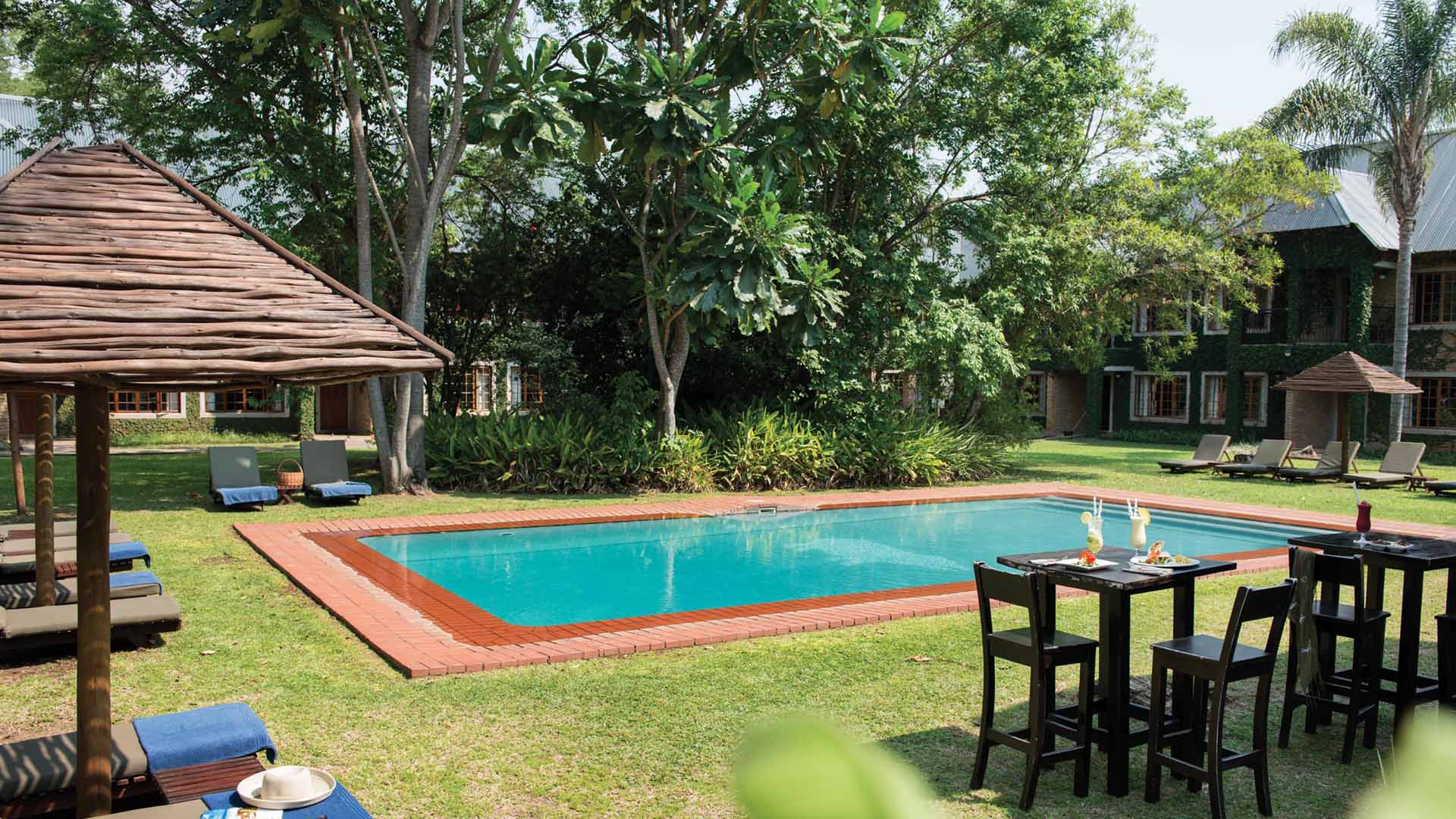 Bassengområdet på Hippo Hollow Country Estate