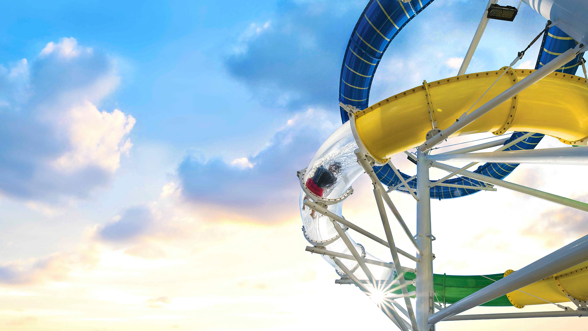 Det er masse underholdning om bord – prøv de ville vannskliene!