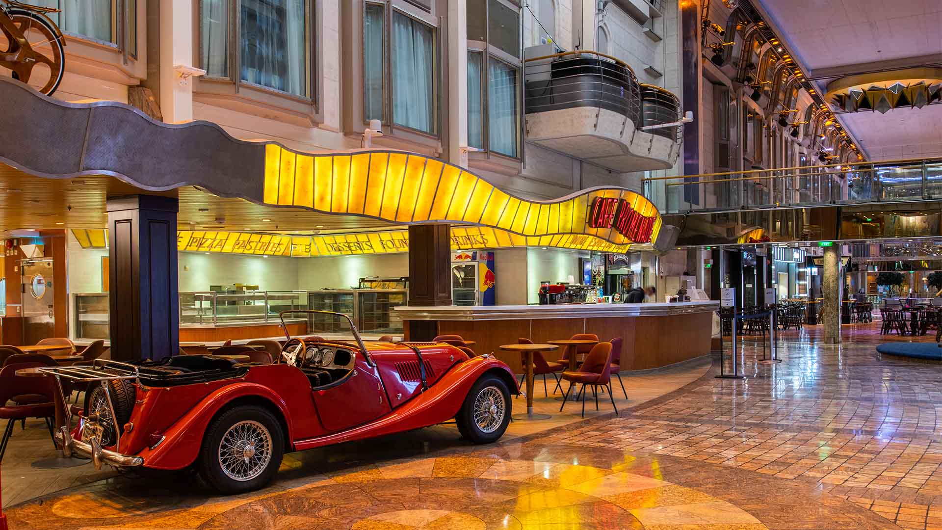 Slapp av i det hyggelige kaféområdet Café Promenade – alltid åpent, dag og natt