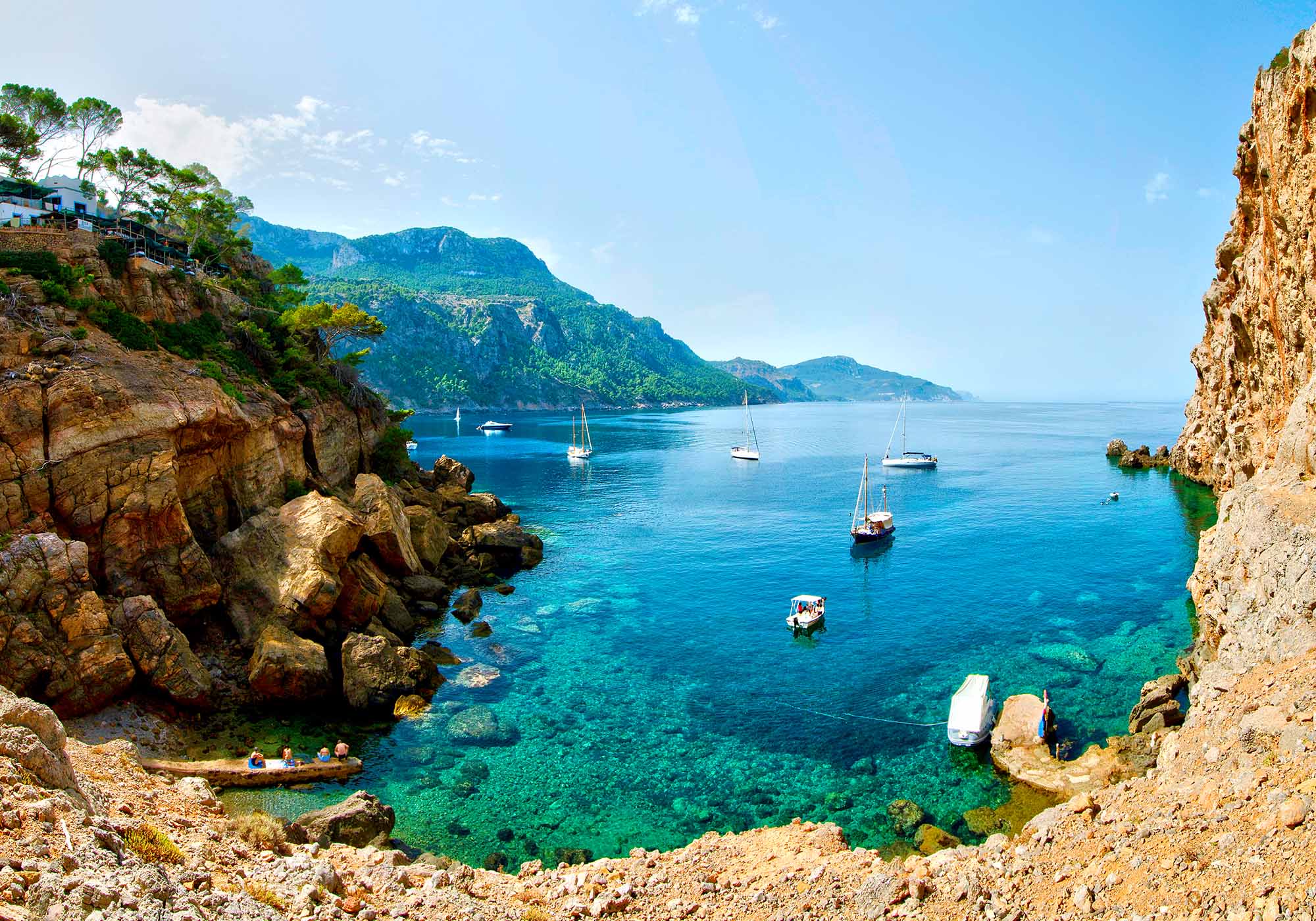 Seil på åpent hav med et av Costas skip og besøk vakre strender og bukter på land